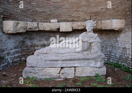 Rom. Italien. Ostia Antica. Campus der Magna Mater, Santuario di Attis (Schrein Attis). Replikatputz (das Original befindet sich im Vatikanischen Museum Stockfoto