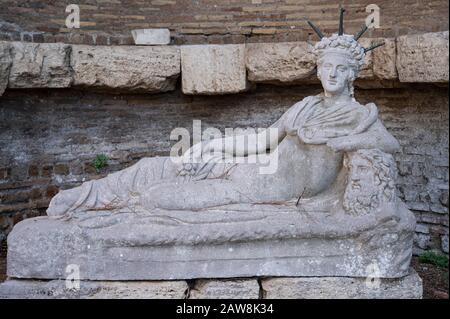 Rom. Italien. Ostia Antica. Campus der Magna Mater, Santuario di Attis (Schrein Attis). Replikatputz (das Original befindet sich im Vatikanischen Museum Stockfoto