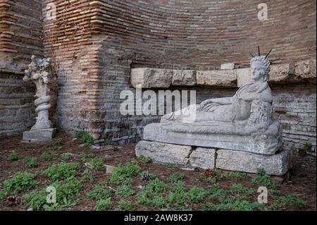 Rom. Italien. Ostia Antica. Campus der Magna Mater, Santuario di Attis (Schrein Attis). Replikatputz (das Original befindet sich im Vatikanischen Museum Stockfoto