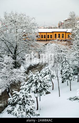 Irgandi-Basar-Brücke in Bursa im Winter Stockfoto