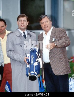 S.H. Prinz Andrew, Duke of York und Peter Allis im Wentworth Golf Club, England September 1992 Stockfoto