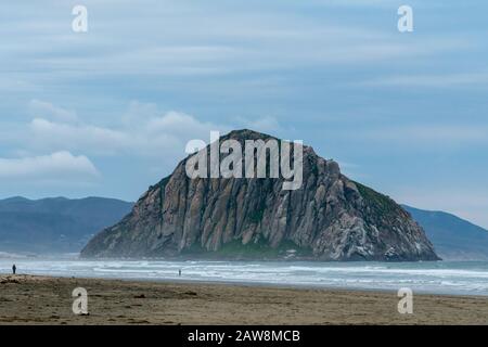 Morro Rock vor dem Pacific Coast Highway, Kalifornien Stockfoto