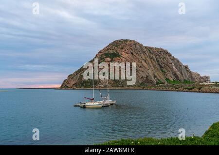 Morro Rock vor dem Pacific Coast Highway, Kalifornien Stockfoto