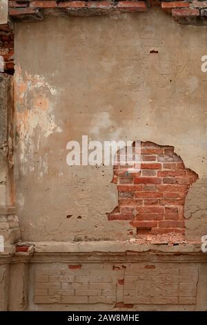 Gerenderte Betonwand mit freiliegendem rotem Backstein und abstraktem Texturhintergrund mit Kopierraum. Freiliegendes, Eingezäuntes oder Abgeschlossenes Konzept in vertikalem V Stockfoto