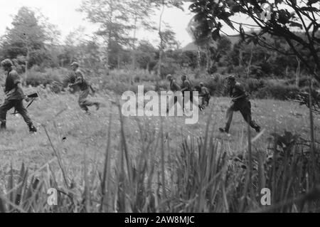 Tapanoelis [2. Polizeiaktion] [niederländische Soldaten, die zur Vorbereitung auf ein offenes Feld mit Waffen laufen] Datum: 25. Dezember 1948 Ort: Indonesien, Niederländische Ostindien, Sumatra Stockfoto