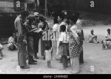 Tapanoelis [2. Polizeiaktion] [holländische Soldaten sprechen mit Dorfbewohnern] Datum: 25. Dezember 1948 Ort: Indonesien, Niederländische Ostindien, Sumatra Stockfoto