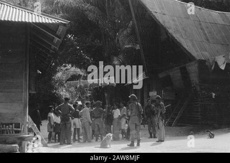 Tapanoelis [2. Polizeiaktion] [holländische Soldaten sprechen mit Dorfbewohnern] Datum: 25. Dezember 1948 Ort: Indonesien, Niederländische Ostindien, Sumatra Stockfoto