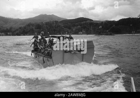 Tapanoelis [2. Polizeiaktion] [niederländische Soldaten winken beim Fotografen aus einem Landungsfahrzeug] Datum: 25. Dezember 1948 Ort: Indonesien, Niederländische Ostindien, Sumatra Stockfoto