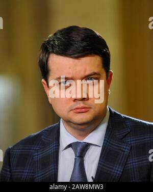 Sprecher des ukrainischen Parlaments, Dmytro Razumkow spricht mit einem Journalisten in Kiew. Stockfoto