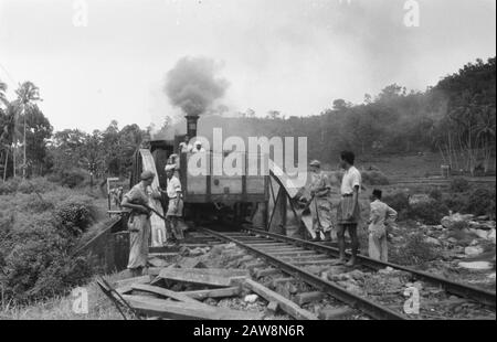 Umgebung Fort de Kock, Padang Panjang, Solok, Sawah Loento Am 10. Januar 1949 fuhr der erste Zug erneut unter niederländischer Aufsicht von Solok nach Sawah Loento (Sumatra). Eskortierende Soldaten untersuchten dabei die Brücken und den Streckenabschnitt. Die Mitarbeiter der Eisenbahn haben am 10. Januar 1949 viel Zusammenarbeit geleistet Ort: Indonesien, Niederländisch-Ostindien, Sumatra Stockfoto