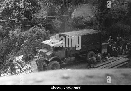 Umgebung Fort de Kock, Padang Panjang, Solok, Sawah Loento Mit Macht und Arbeit der Ingenieure zur Reparatur der Straße Solok-Sawah Loento (Sumatra), die auch für die Bevölkerung von überragender Bedeutung ist. Die flüchtenden Republikaner verursachten dennoch schwere Zerstörungen. Datum: 10.Januar 1949 Ort: Indonesien, Niederländisch-Ostindien, Sumatra Stockfoto