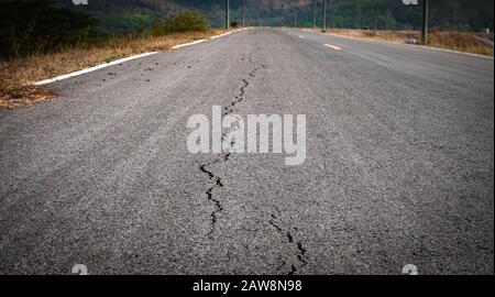Foto-Asphalt-Straße mit Riss Stockfoto
