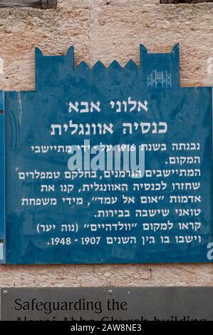 Die hebräische Plakette an Der unverkennten Evangelischen Kirche in Alonei Abba, Galiläa, Israel wurde im Jahr 1916 von den deutschen Waldheimer Bürgern errichtet. Entworfen von Arch Stockfoto