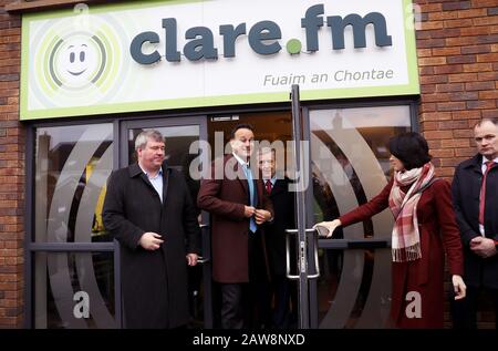 Der Taoiseach Leo Varadkar (zweite Linke) verlässt Clare FM am letzten Tag des Wahlkampfes für die Parlamentswahlen in Ennis, Co Clare. Stockfoto