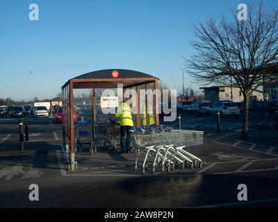 Supermarkt Trolley Sammlungen auf dem Parkplatz Stockfoto