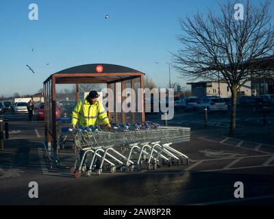 Supermarkt Trolley Sammlungen auf dem Parkplatz Stockfoto