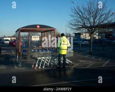 Supermarkt Trolley Sammlungen auf dem Parkplatz Stockfoto