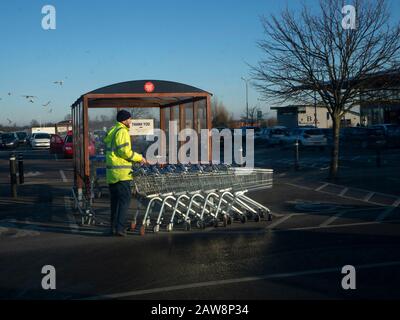 Supermarkt Trolley Sammlungen auf dem Parkplatz Stockfoto