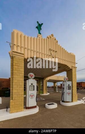 Art Deco Tower Station und U-Drop Inn entlang der Route 66 in Shamrock, Texas, USA [keine Eigentumsfreigabe; nur für redaktionelle Lizenzierung verfügbar] Stockfoto