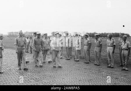 Befehlsüberführung Militärarmee Medan die Verlegung des Luftkommandos der Regionalflugsicherung erfolgte am Donnerstag, den 17. Februar, auf dem 11. Luftwaffenstützpunkt Medan Place. Der scheidende Kommandeur Major H. Maurenbrecher gab das Kommando an Den Hauptdrachen P.J.E. ab Janssens. An der Zeremonie nahmen der Kommandeur des Militärluftfahrtkommandos Oberst Van der Eem, auch der Territorialwaffenkommandeur Major P. Scholten und viele andere zivile und militärische Behörden Teil. Datum: 17.Februar 1949 Ort: Indonesien Niederländische Ostindien Stockfoto