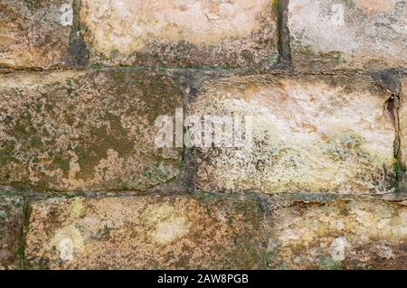 Nahaufnahme einer alten Steinmauer aus einem alten Templergebäude in Beit Lehem Haglilit, Israel. Bethlehem von Galiläa ist eine kleine Gemeinde Stockfoto