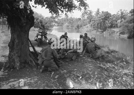 Reinigungsaktionen Pekalongan W-Brigade Pekalongan. In und um Pekalongan fanden am 16. August Säuberungen statt. Die Mägen sind wieder gefüllt und ruhen nun fünfzehn Minuten, um sich auch danach zu entspannen. Soldaten von 5-6 RI haben einen schattigen Platz in der Kali, die als Knie ausgewählt wurde Datum: 16. August 1948 Ort: Indonesien, Java, Niederländische Ostindien Stockfoto