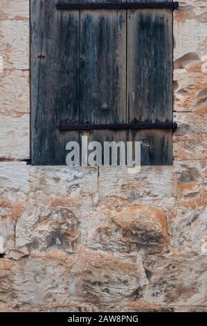 Nahaufnahme einer alten Steinmauer aus einem alten Templergebäude in Beit Lehem Haglilit, Israel. Bethlehem von Galiläa ist eine kleine Gemeinde Stockfoto