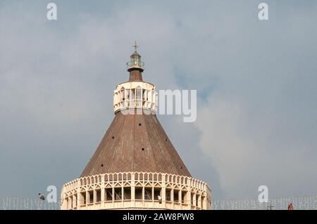 Israel, Nazareth, Außenansicht der Mariä-Verkündigungs-Basilika auf blauem Himmel Stockfoto