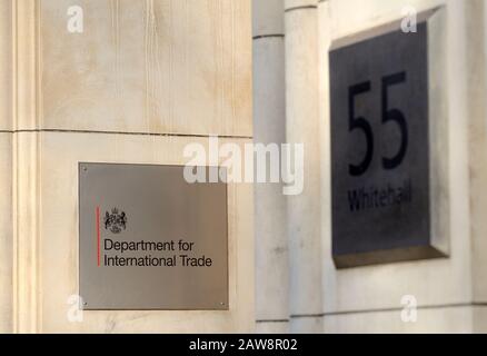 London, England, Großbritannien. Abteilung für internationalen Handel bei 55 Whitehall Stockfoto