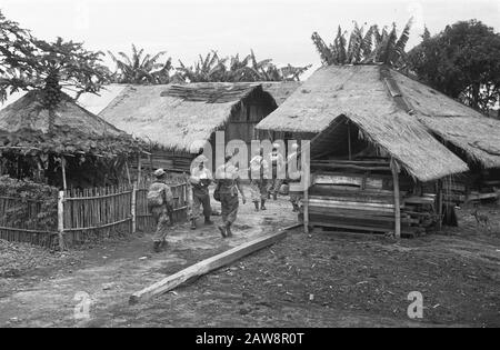 Republik: Dolok Simoembah, Prapat Bidamanik, östlich von Pematang Siantar; Säuberungen an der Ostküste Sumatras [Patrol kommt an einem Kampong an] Datum: 1. November 1947 Ort: Indonesien Niederländische Ostindien Stockfoto