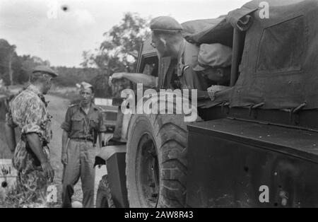 Besuch der US-Konsularmission in Palembang [Kommandeur J. W. R. Brueren Tiger (Kommandeur 7 (III) Bataillon Stoottroepen sprechen mit einem Leutnant, während die Insassen des gepanzerten Staplers C15TA zusehen] Datum: 17. Oktober 1947 Ort: Indonesien, Niederländische Ostindien, Palembang, Sumatra Stockfoto