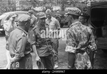 Inspection Tour Gen. Maj. Dürst Britt 3. Infanteriebrigade in Garut [Oberstleutnant Dürst Britt spricht mit einem Soldaten. Verließ Oberstleutnant M.H.P.J. Paulissen. Hinter Dürst Britt A Major] Datum: 23. Oktober 1947 Ort: Indonesien Niederländische Ostindien Stockfoto