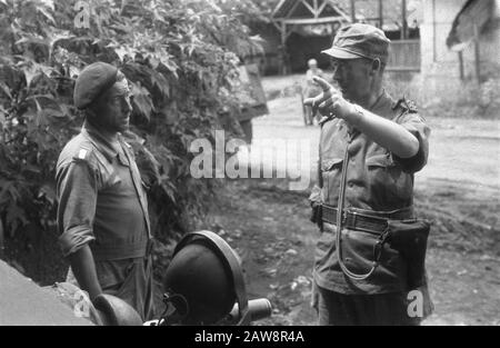 Inspection Tour Gen. Maj. Dürst Britt 3. Infanteriebrigade in Garut [Oberstleutnant Dürst Britt (rechts) lehrt und spricht mit einem KNIL-Sergeant des Geschwaders Vechtwagens] Datum: 23. Oktober 1947 Standort: Indonesien Niederländische Ostindien Stockfoto