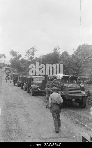 Inspection Tour Gen. Maj. Dürst Britt 3. Infanteriebrigade in Garut [Militärkonvoi von Lastkraftwagen. Führung eines gepanzerten C15TA-Staplers] Datum: 23. Oktober 1947 Standort: Indonesien Niederländische Ostindien Stockfoto