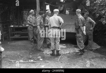 Inspection Tour Gen. Maj. Dürst Britt 3. Infanteriebrigade in Garut [Oberstleutnant Dürst Britt (rechts) und Oberst Lentz beobachten einen Stuart-Panzer eines Geschwaders Vechtwagens KNIL und erhalten Erläuterungen zur Besatzung, darunter ein Leutnant KNIL Annotation: Der Panzer trägt die Rose Jan Cox 5914 Datum: 23. Oktober 1947 Ort: Indonesien Niederländisch-Ostindien Stockfoto