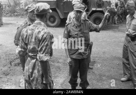 Inspection Tour Gen. Maj. Dürst Britt 3. Infanteriebrigade in Garut [Oberstleutnant Dürst Britt spricht mit einem Soldaten und zeigt nach oben Links Oberstleutnant M.H.P.J. Paulissen] Datum: 23. Oktober 1947 Ort: Indonesien Niederländisches Ostindien Stockfoto