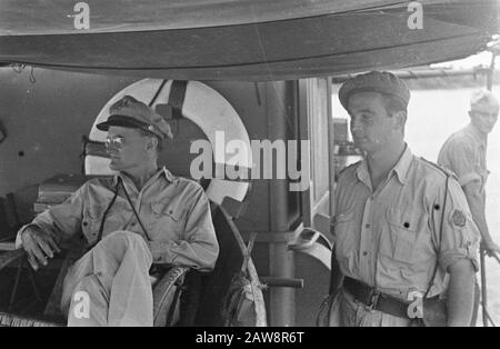 Besuch der US-Konsularmission in Palembang Palembang: Als sie das Gebiet von ​​"US-Militärbeobachtern besuchten, machten sie eine Reise zu den Moes. US-Oberstleutnant W. Allison IND sitzt in einem Stuhl auf dem Higgins Boat Corps WaterTransport Services Datum: 17. Oktober 1947 Ort: Indonesien, Niederländische Ostindien, Palembang, Sumatra Stockfoto