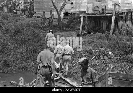 Besuch der US-Konsularmission in Palembang Palembang: Als sie das Gebiet von ​​"US-Militärbeobachtern besuchten, machten sie eine Reise zum Musi. Colonel Collin S. Myers geht auf improvisierte Landung an Land nach Soekarami Datum: 17. Oktober 1947 Ort: Indonesien, Niederländische Ostindien, Palembang, Sumatra Stockfoto