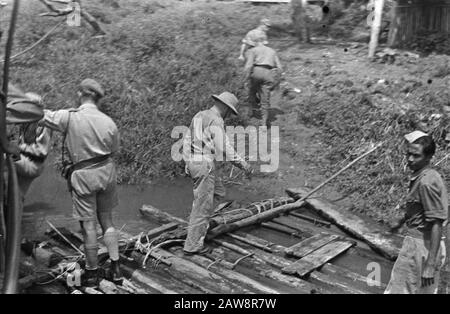 Besuch der US-Konsularmission in Palembang Palembang: Als sie das Gebiet von ​​"US-Militärbeobachtern besuchten, machten sie eine Reise zum Musi. Colonel Collin S. Myers geht auf improvisierte Landung an Land nach Soekarami Datum: 17. Oktober 1947 Ort: Indonesien, Niederländische Ostindien, Palembang, Sumatra Stockfoto