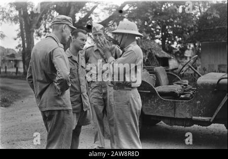 Besuch der US-Konsularmission in Palembang Palembang: Besuch amerikanischer Militärbeobachter im Gebiet der "​​". Colonel Collin S. Myers spricht mit dem Detachment-Kommandeur Sekajoe Kapitän Schrader Datum: 17. Oktober 1947 Ort: Indonesien, Niederländische Ostindien, Palembang, Sumatra Stockfoto