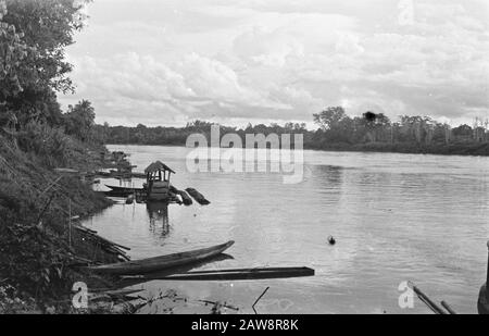 Besuch der US-Konsularmission in Palembang Palembang: Wenn sie das Gebiet von ​​"US-Militärbeobachter" besuchen, haben sie eine Reise zum Musi [Blick auf den Fluss] gemacht Datum: 17. Oktober 1947 Ort: Indonesien, Niederländische Ostindien, Palembang, Sumatra Stockfoto