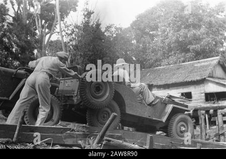 Besuch der US-Konsularmission in Palembang Palembang: Besuch der US-Militärbeobachter im Gebiet der "​​". Auf einer temporären Brücke im Patrouillengebiet hilft Oberstleutnant W. Allison I.N.D. zum Jeep seines Kollegen Colonel Collin S. Myers bei Pushing Date: 17. Oktober 1947 Ort: Indonesien, Niederländische Ostindien, Palembang, Sumatra Stockfoto