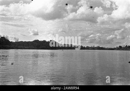 Besuch der US-Konsularmission in Palembang Palembang: Wenn sie das Gebiet von ​​"US-Militärbeobachter" besuchen, haben sie eine Reise zum Musi [Blick auf den Fluss] gemacht Datum: 17. Oktober 1947 Ort: Indonesien, Niederländische Ostindien, Palembang, Sumatra Stockfoto