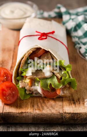 Doner Kebab oder Shawarma Sandwich auf Holztisch Stockfoto