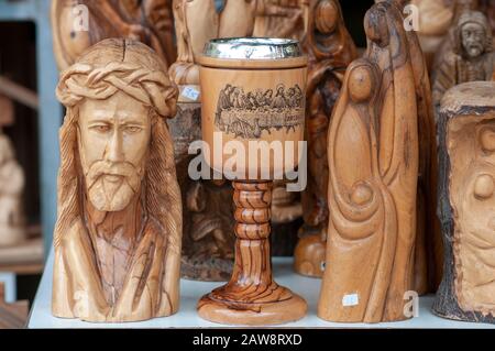 Religiöse Holzfiguren, die auf dem Markt in Nazareth, Israel, als TouristenSouvenirs verkauft werden Stockfoto