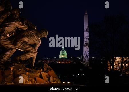 Arlington, VA - 27. APRIL 2018: Washington Monument und US Capitol hinter der Nahaufnahme von Memorial in Washington in der Nacht. Stockfoto