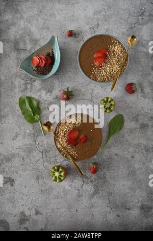 Schokolade Erdbeer Smoothie in Schalen. Familie, gesund, natürlich, Bio-, Diät, Essen und Trinken, Gewichtsverlust, Ernährung, vegan, vegetarisch, Landwirtschaft Stockfoto