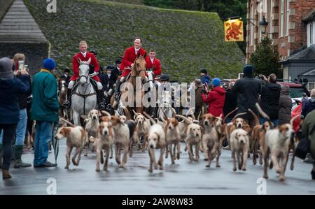 Die traditionelle Avon Vale Boxing Day Jagd findet in Lacock mit Hunderten von Zuschauern statt Stockfoto