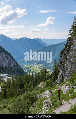 Blick vom Ausgang der Mammuthöhle nach Obertraun und den Krippenstein/Dachsteingebirge Stockfoto