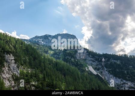 Blick vom Ausgang der Mammuthöhle auf die Krippenstein-/Dachsteinberge - Weitwinkel, Panoramaaufnahme Stockfoto